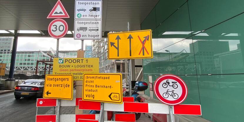 Foto van veel verkeersborden bij een afsluiting